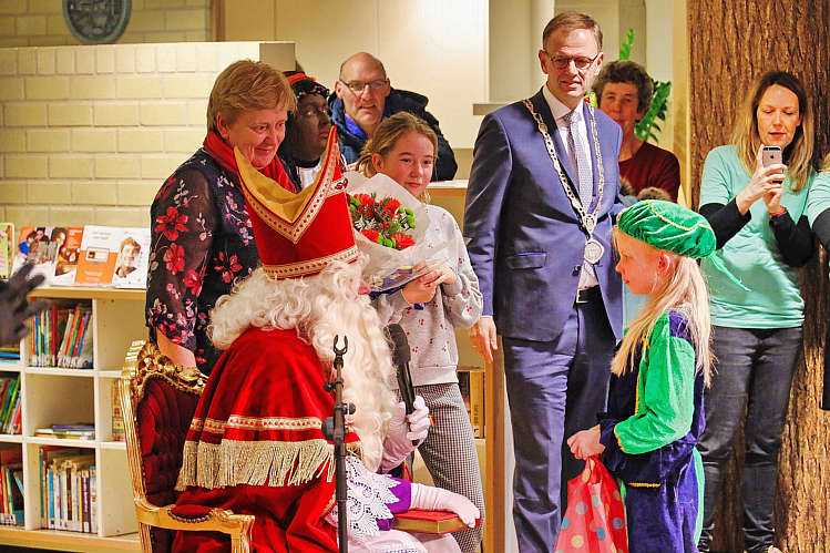 Aankomst van de Sint en zijn Zwarte Pieten in Waarder_080